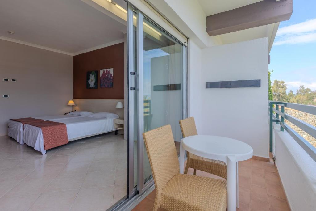 Postel nebo postele na pokoji v ubytování Aldiana Club Rocca Nettuno Calabria