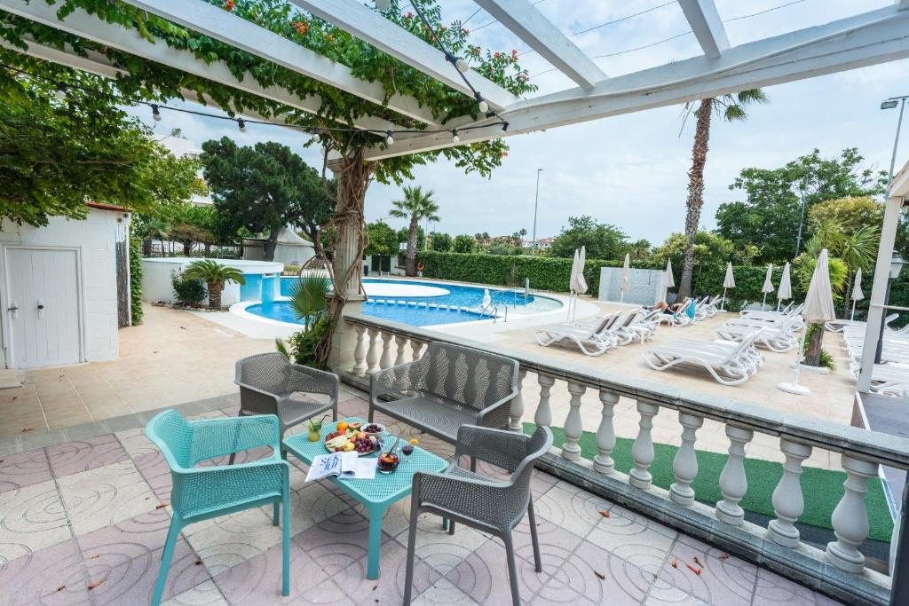 Bazén v ubytování Bamblue Boutique Apartments nebo v jeho okolí