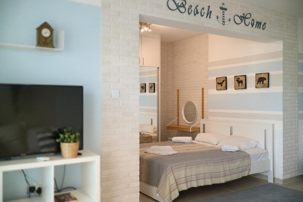 IskeleにあるCaesar Vitus Beach Homeのベッドと薄型テレビのある寝室