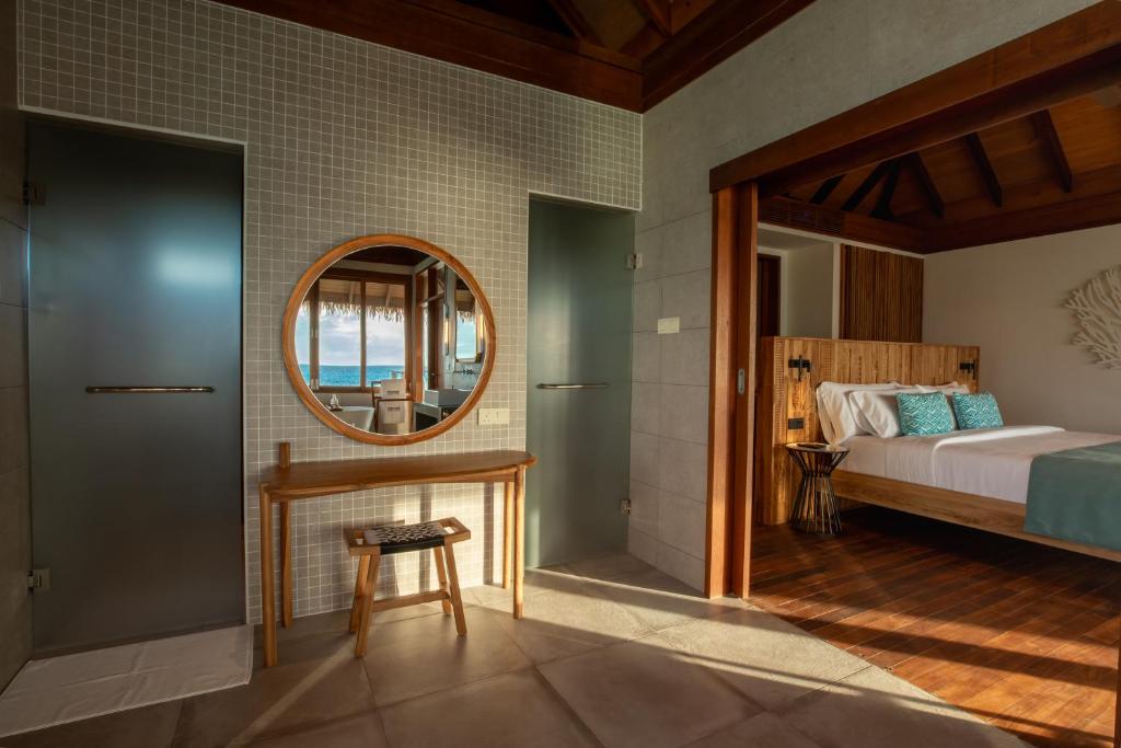 Postel nebo postele na pokoji v ubytování Barceló Whale Lagoon Maldives