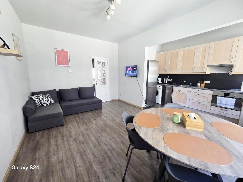 Una sala de estar con una mesa y una cocina. en Splendid 2 bedroom apartment in Etterbeek, en Bruselas