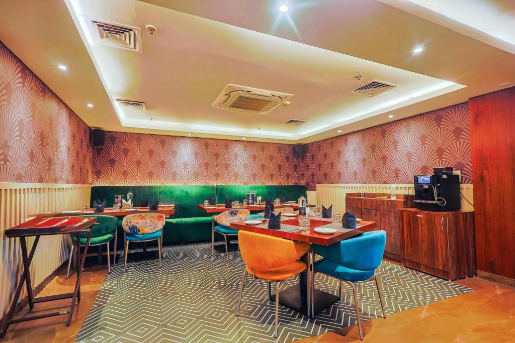 TV a/nebo společenská místnost v ubytování Hyphen Business Hotel