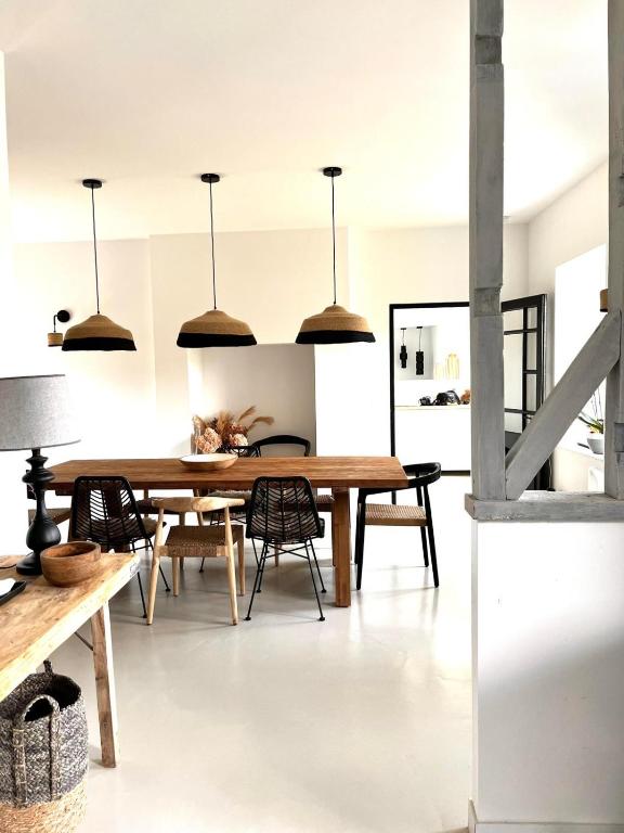 une salle à manger avec une table et des chaises en bois dans l'établissement Maison familiale cosy proche mer Agon Coutainville, à Agon-Coutainville