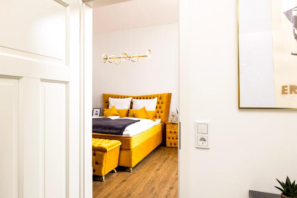 Postel nebo postele na pokoji v ubytování NORA Dresden Hauptbahnhof Penthouse & Studio