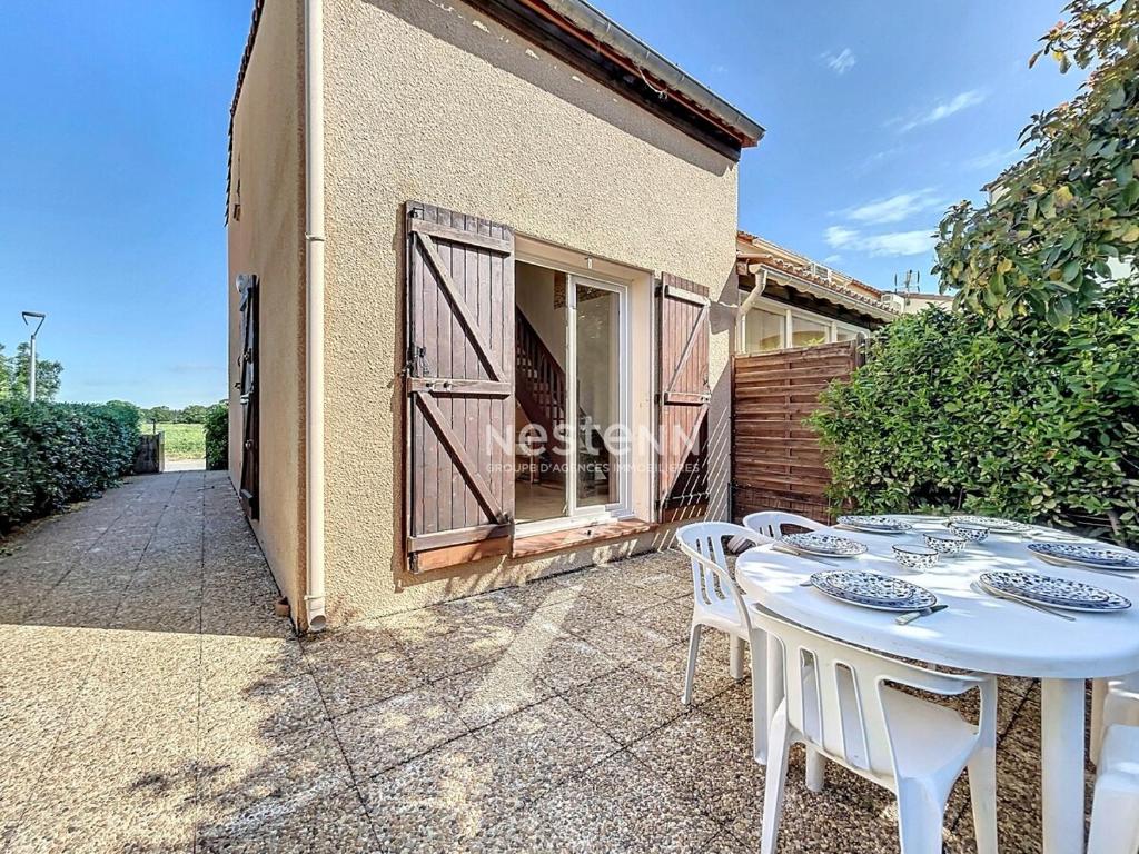 une table et des chaises devant un bâtiment dans l'établissement 3735- Maison à 400m de la mer, à Argelès-sur-Mer