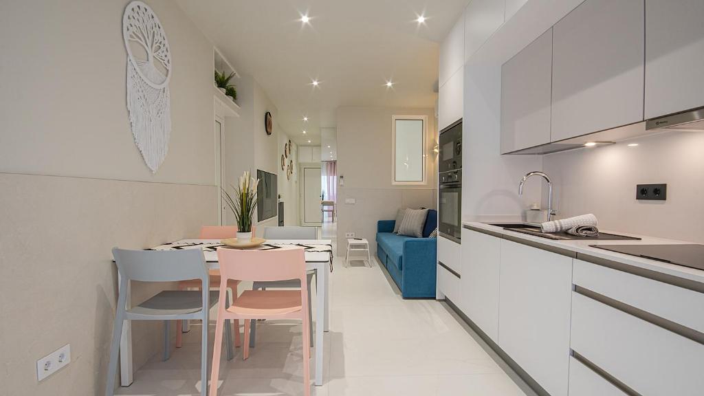 kuchnia ze stołem i krzesłami w pokoju w obiekcie Atlantic Coast 'Princely' Apartment - Playa Del Inglés w mieście Playa del Ingles