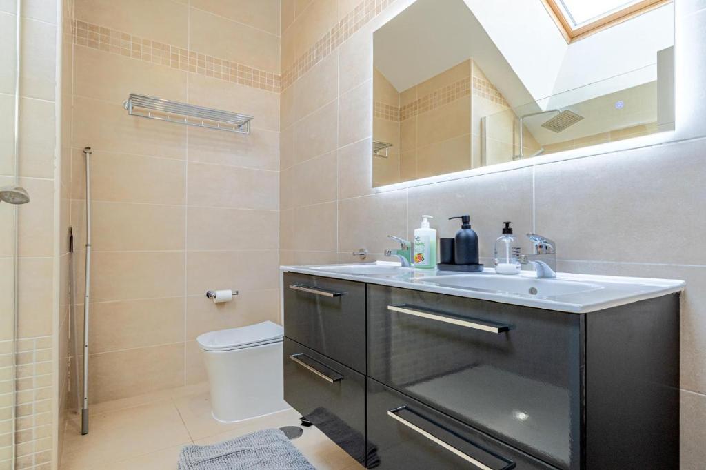 Kúpeľňa v ubytovaní 103 - Luxurious 3 Bed Duplex Penthouse With Stunning Mountain Views