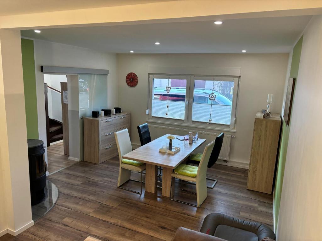 Ferienhaus-Knopp-Ilsenburg في إلسنبرغ: غرفة طعام مع طاولة وكراسي