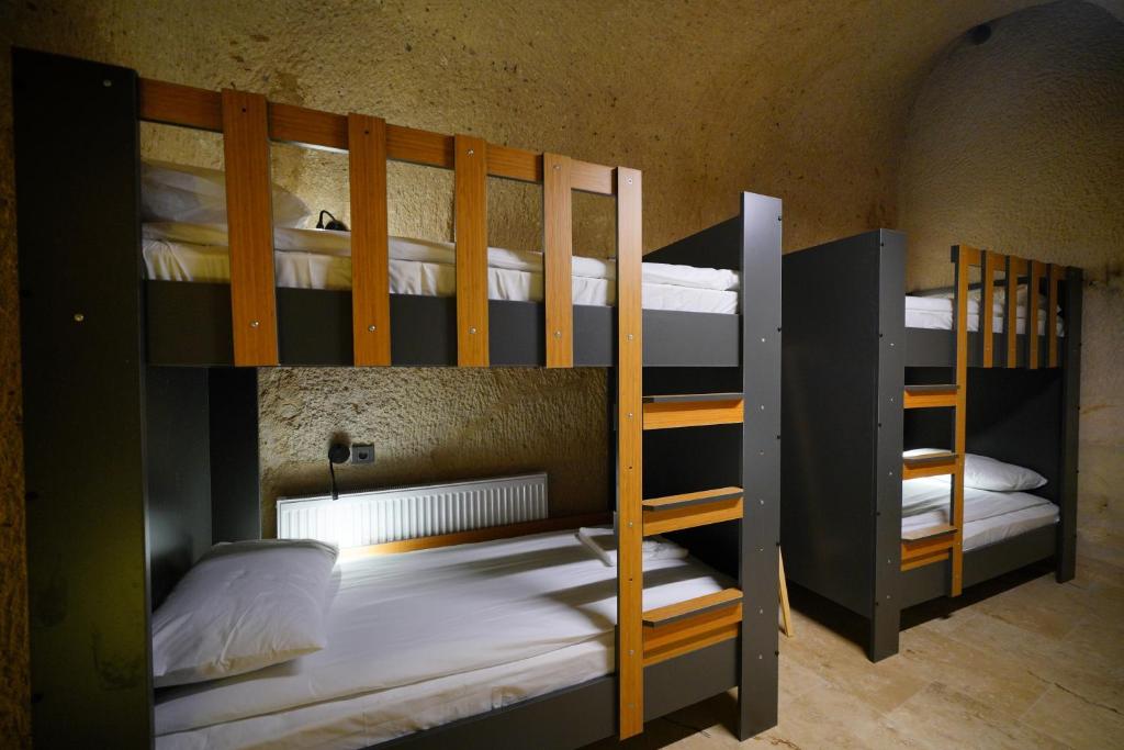 Postel nebo postele na pokoji v ubytování Cave Hostel in Cappadocia