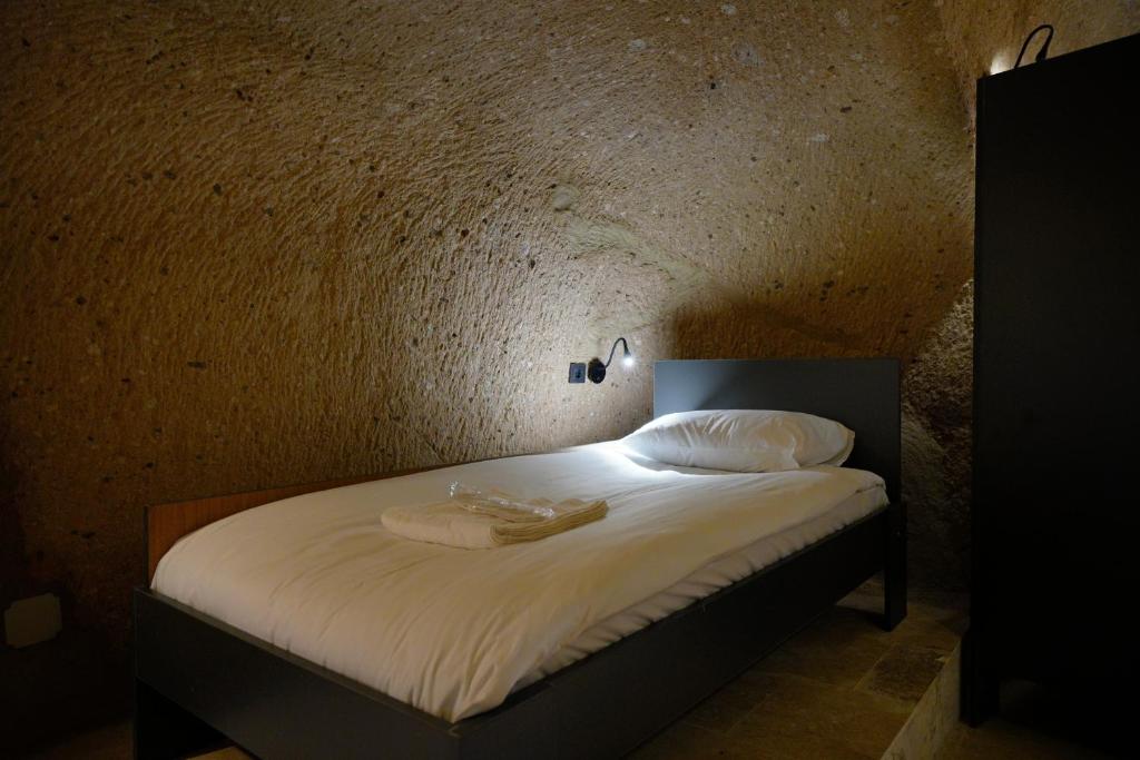 Postel nebo postele na pokoji v ubytování Cave Hostel in Cappadocia