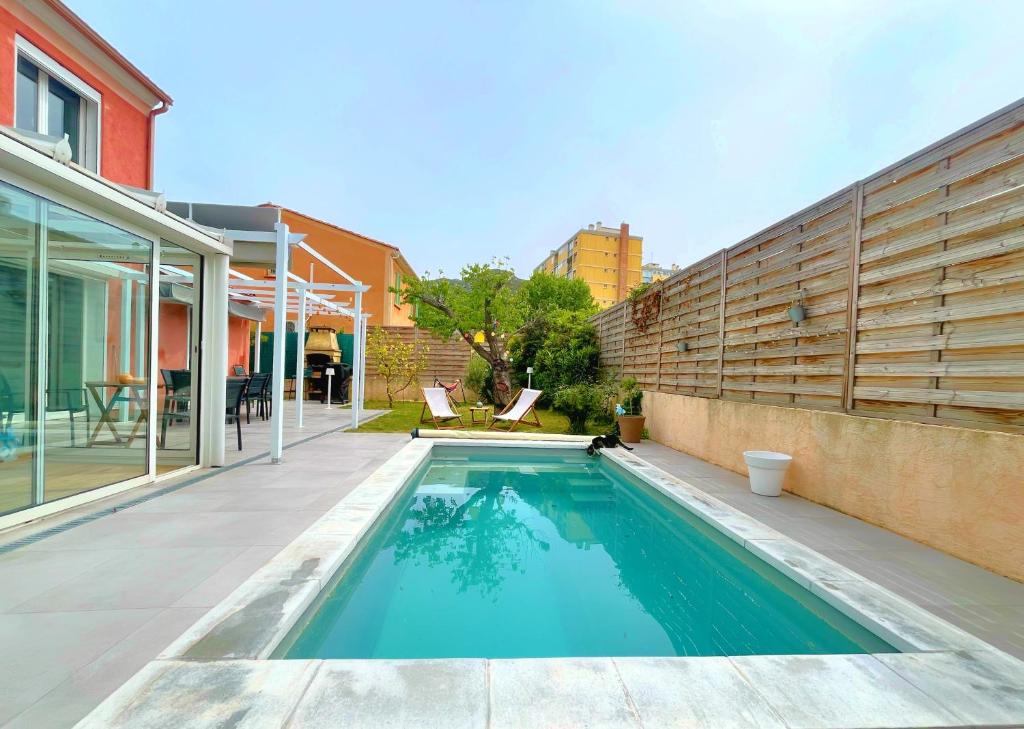 une piscine dans l'arrière-cour d'une maison dans l'établissement Villa Perdrix, à Marseille