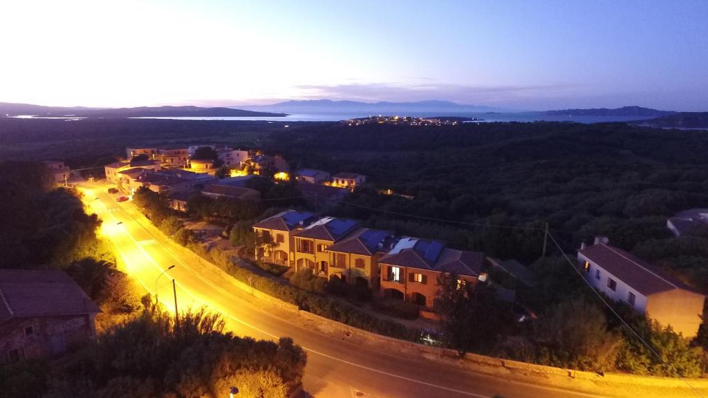 uma vista aérea de uma cidade à noite em Residenze L'Isola Surf House em Porto Pollo