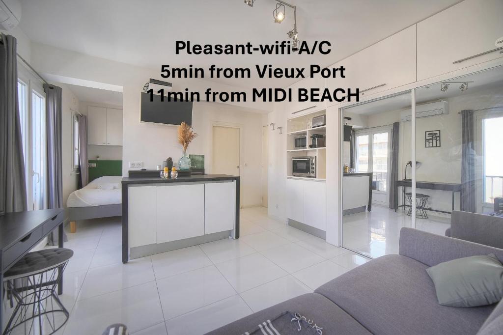 un salon avec un canapé et une cuisine dans l'établissement STUDIO fonctionnel et confortable A0B204, à Cannes