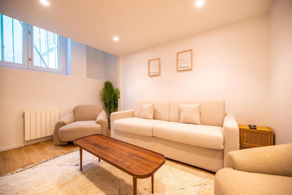 un salon avec un canapé et une table basse dans l'établissement CIA - Duplex in Heart of Paris, à Paris
