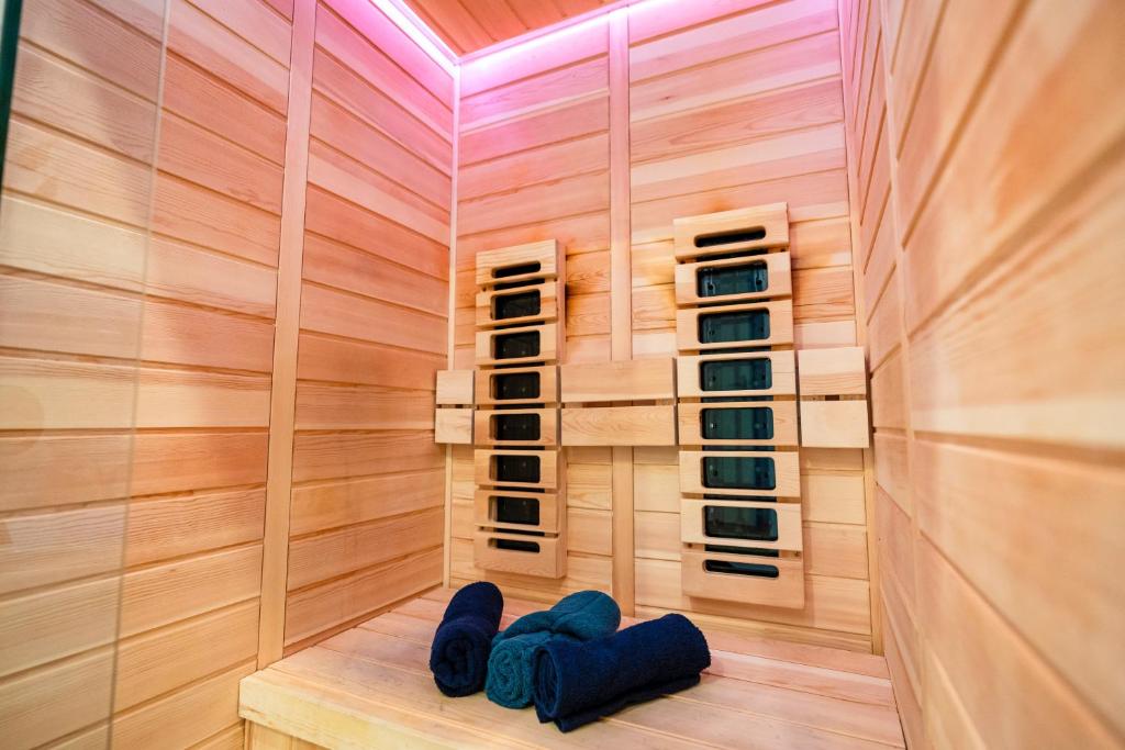 un sauna avec deux chaises bleues au milieu dans l'établissement Le Rex - Bel appt avec sauna, à Nantes