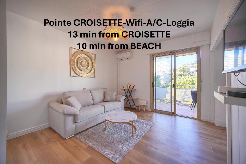 un salon avec un canapé et une table dans l'établissement studio lumineux avec loggia A0B203, à Cannes