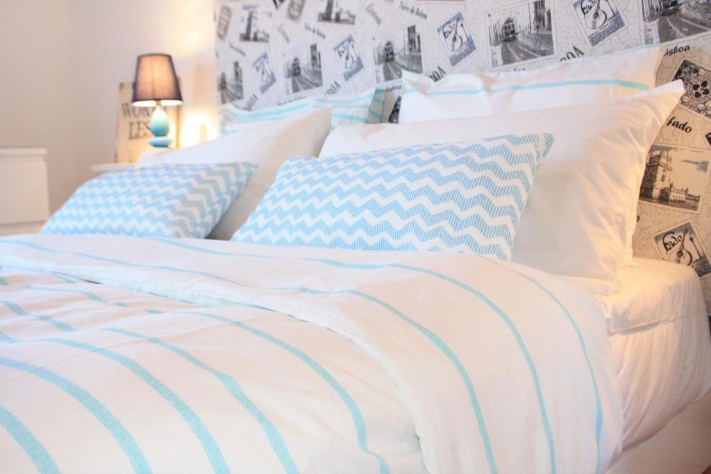 A bed or beds in a room at Ericeira Apartments