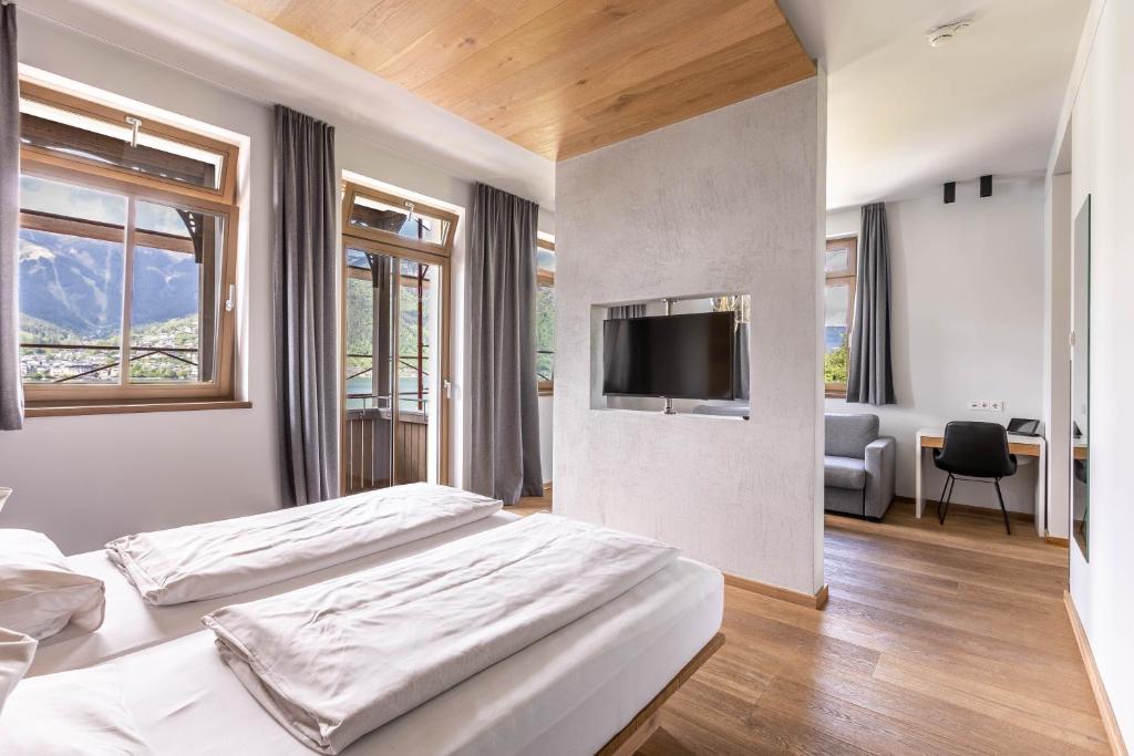 TV a/nebo společenská místnost v ubytování Seehotel Bellevue by keyone