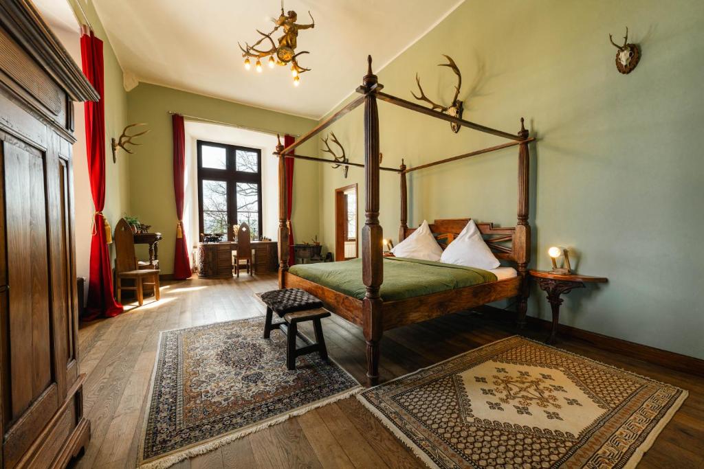 een slaapkamer met een hemelbed in een kamer bij Schloss Arenfels in Bad Hönningen
