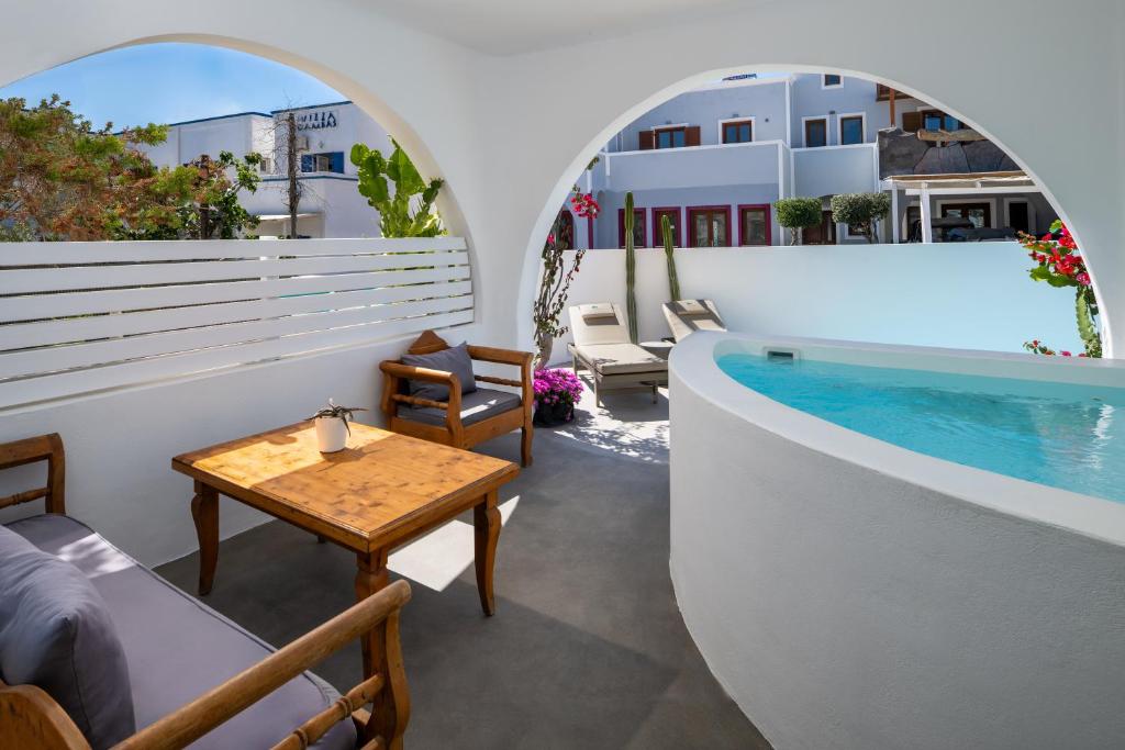 Bazén v ubytování Nissia Beach Apartments & Suites nebo v jeho okolí