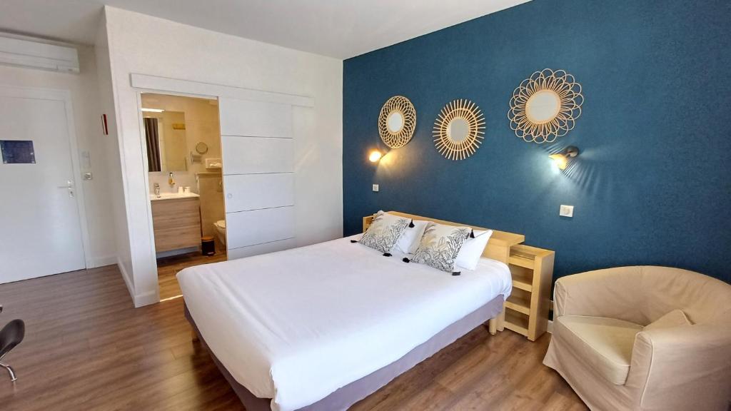 Postel nebo postele na pokoji v ubytování Logis Hotel Le Cerf