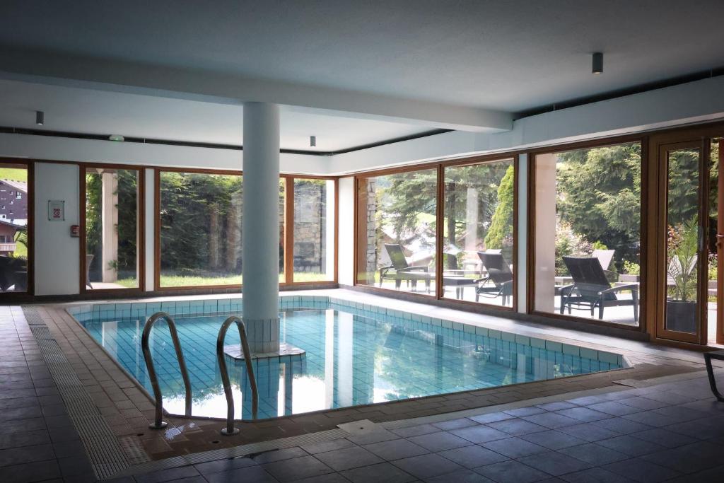 Bazén v ubytování Hotel Alpen Roc nebo v jeho okolí