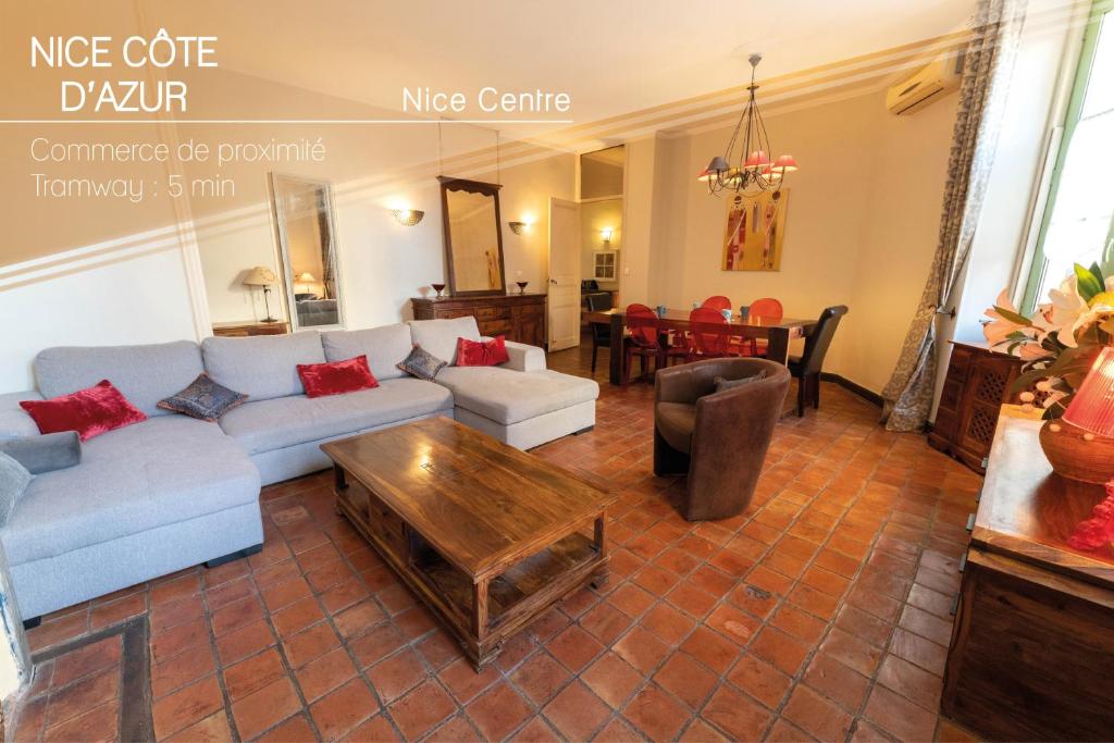 un salon avec un canapé et une table dans l'établissement Spacieux 2P Centre Ville Nice Climatisé, à Nice