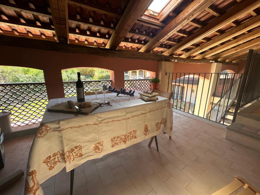 ドリアーニにあるCasa il Cuore delle Langhe by Holiday Worldのワインのボトルが置かれたテーブルのある広い部屋