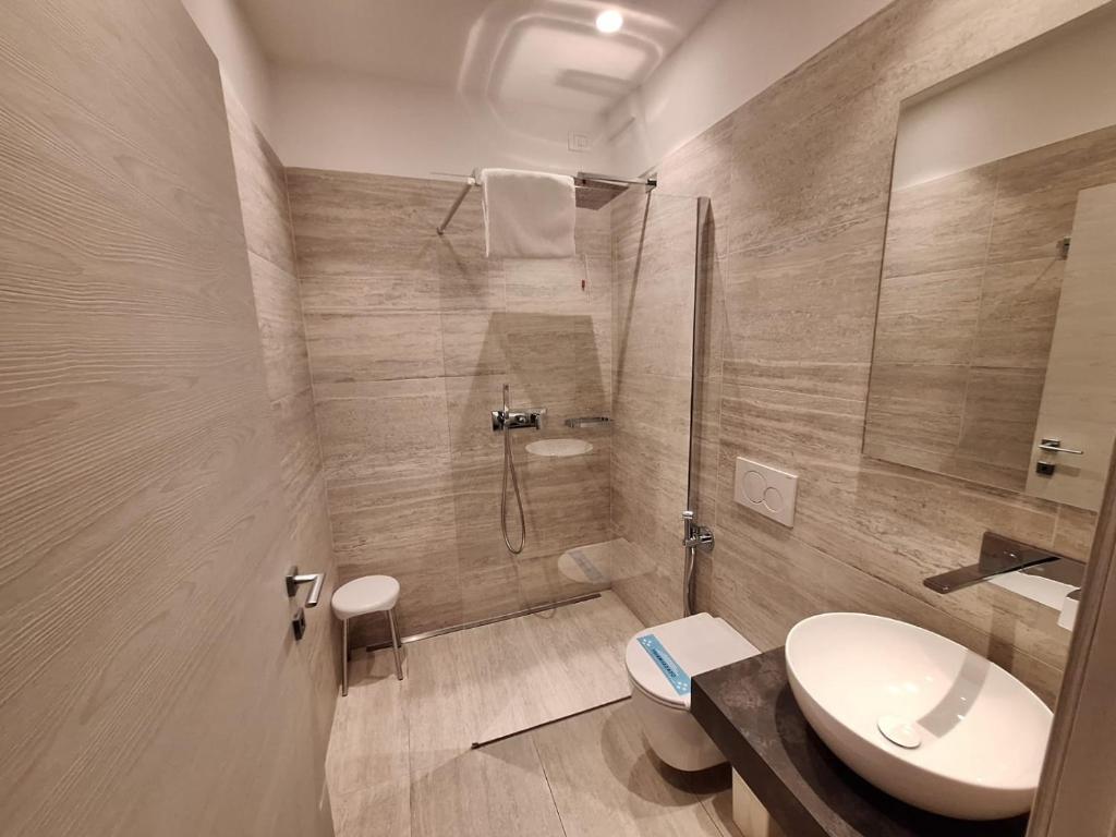 Koupelna v ubytování Athos Hotel