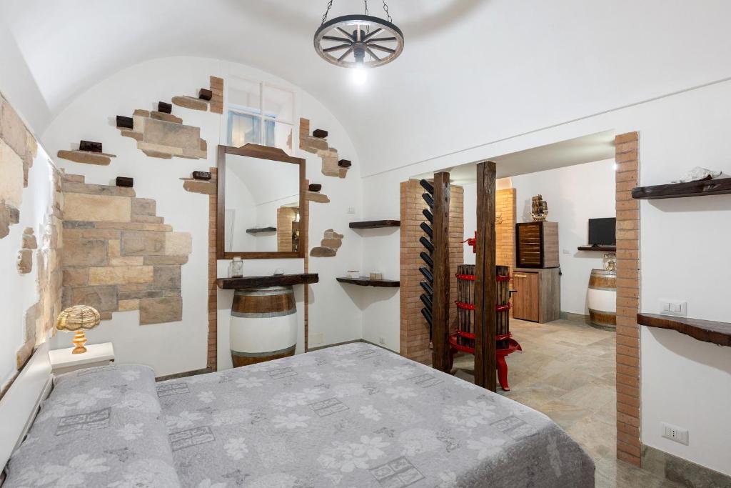 ein Schlafzimmer mit einem Bett und einer Steinwand in der Unterkunft La Cantina Di Alba e Tramonto in Pimonte