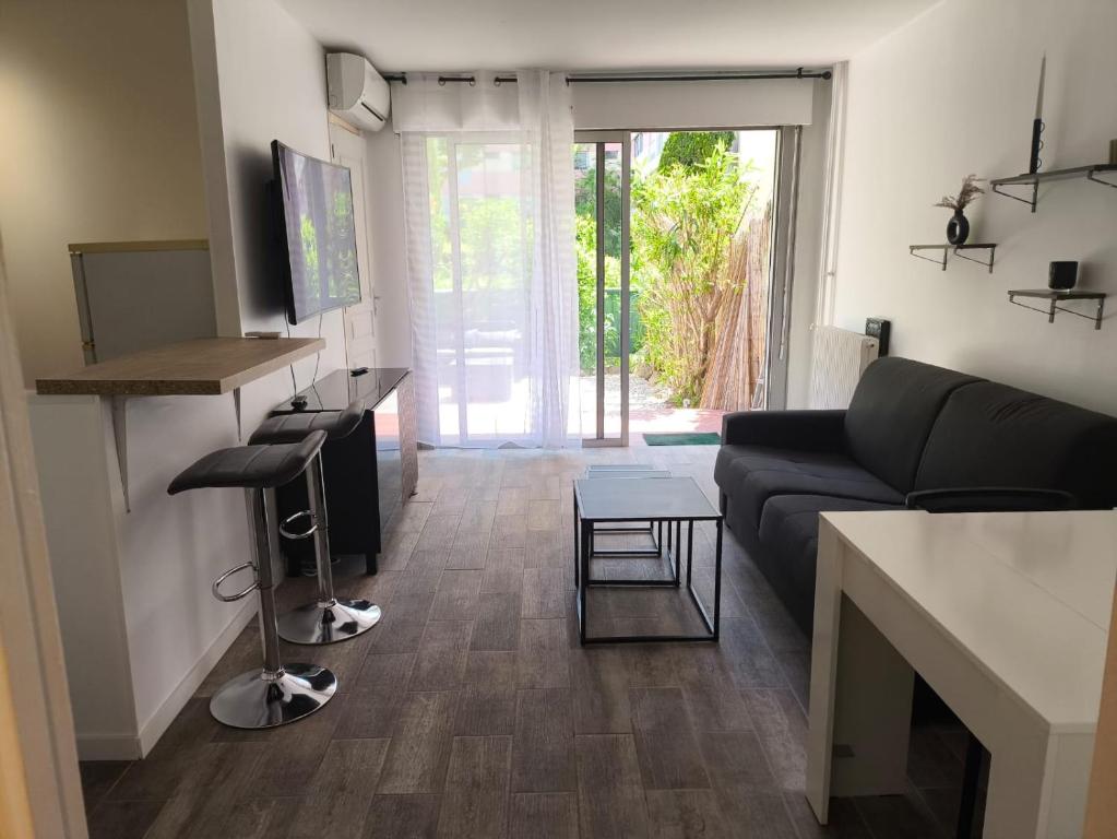 Kuchyň nebo kuchyňský kout v ubytování Home2Sea - Piscine, Jardin, studio cabine, 1 canapé lit convertible 2 ADULTES, 1 lit superposé triple 3 ENFANTS ou ADOS