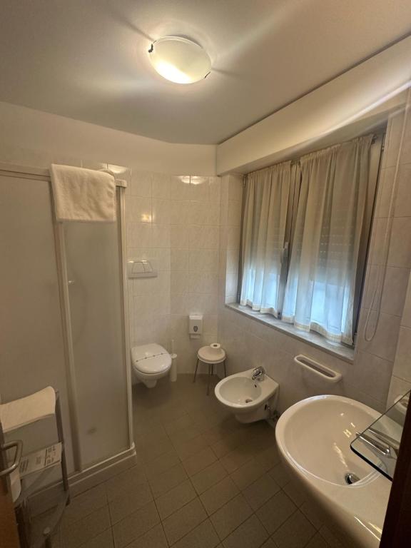 Koupelna v ubytování Athos Hotel
