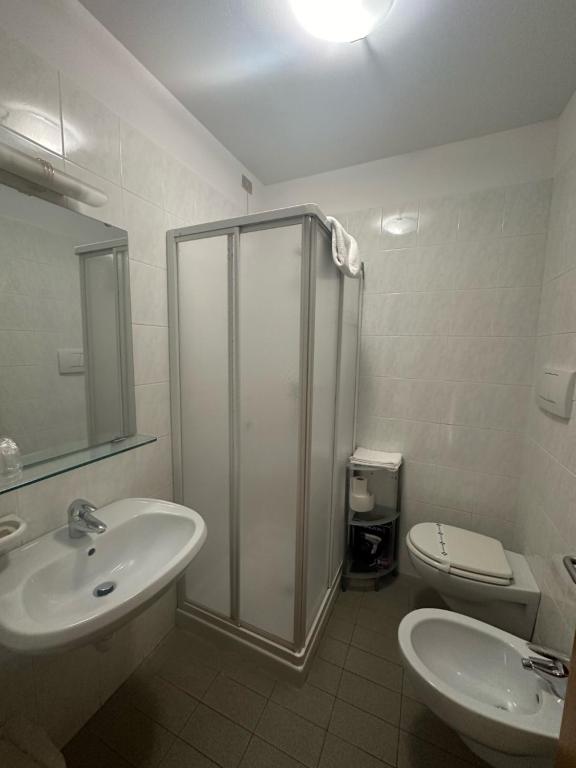 Koupelna v ubytování Athos Hotel