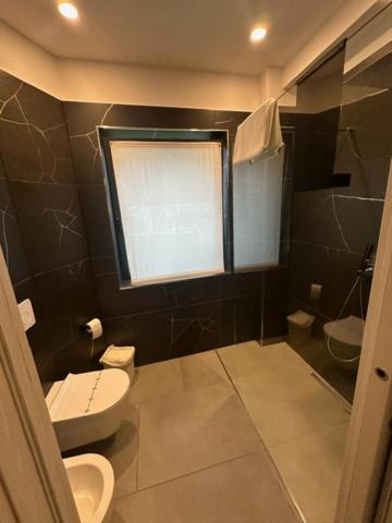 Koupelna v ubytování Athos Hotel