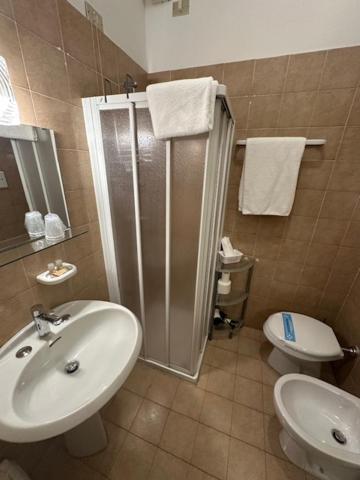 Koupelna v ubytování Athos Hotel