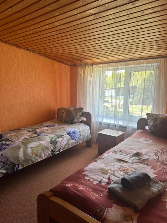 Postel nebo postele na pokoji v ubytování Kaņiermāja