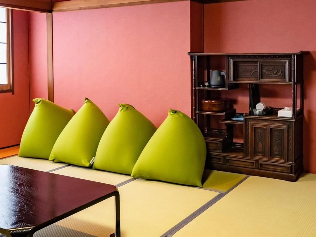 - un salon avec des oreillers vert citron sur un canapé dans l'établissement HOTEL MARINEPIA - Vacation STAY 92245v, à Shinkamigoto