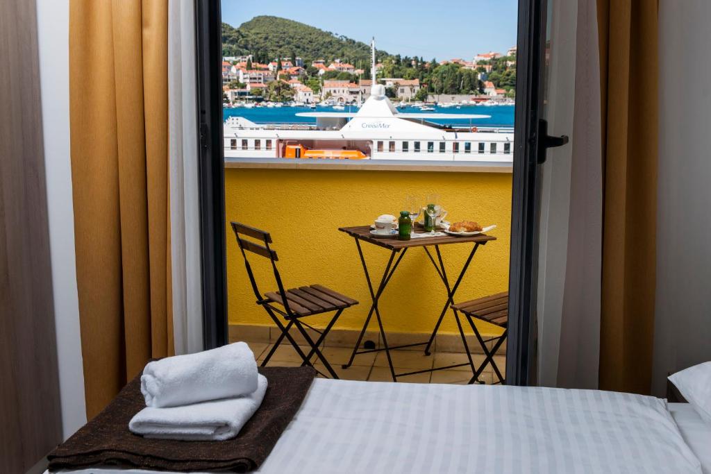 Zimmer mit einem Bett und Blick auf ein Kreuzfahrtschiff in der Unterkunft Hostel Sol in Dubrovnik