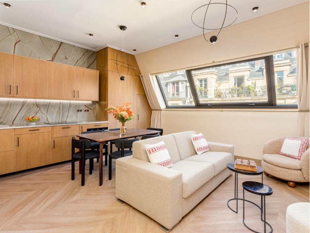 un salon avec un canapé et une table dans l'établissement Merveil - Signature Suite - Tour Eiffel - Desaix I, à Paris