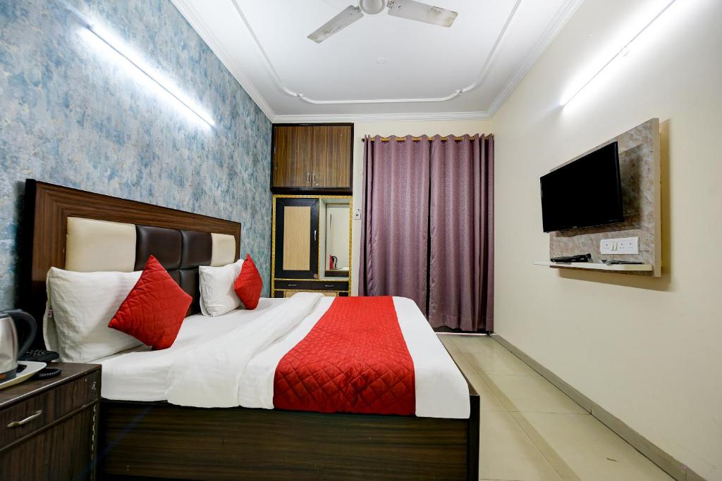 Postel nebo postele na pokoji v ubytování Hotel Mistvale Wood At Airport