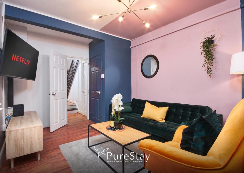 BIG Contractor House in Leamington Spa with 7 Beds by PureStay - 14 Night min!にあるテレビまたはエンターテインメントセンター