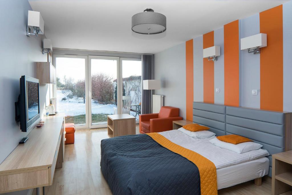 Postel nebo postele na pokoji v ubytování Biały Domek studio pomarańczowe