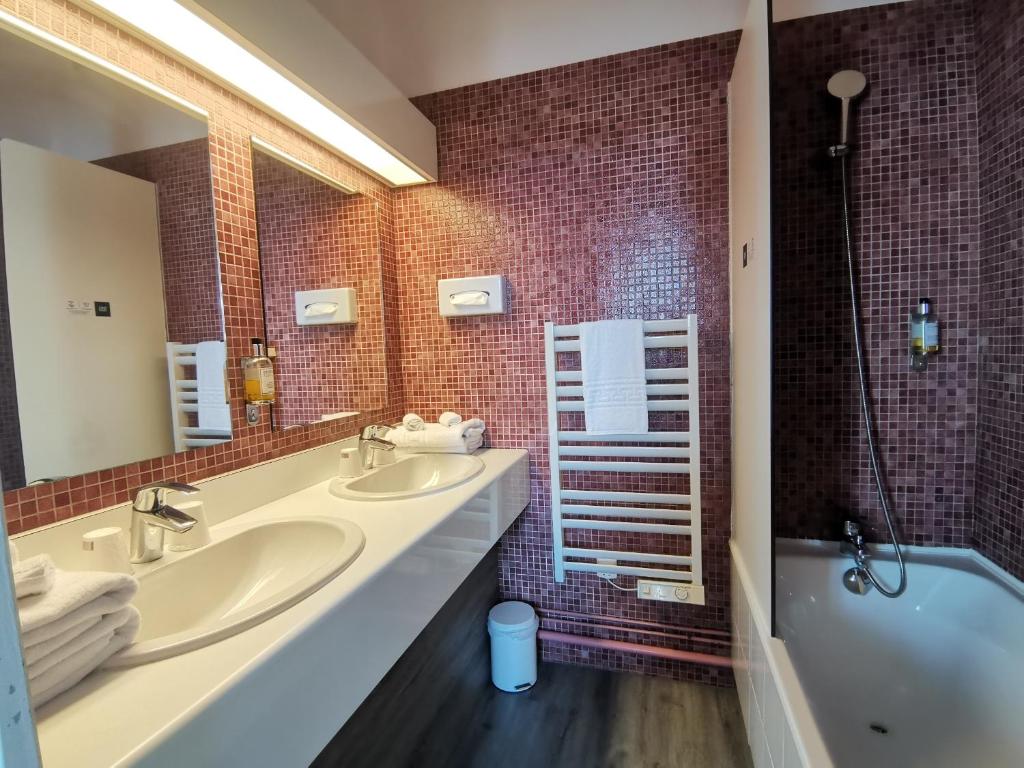 Logis Hotel Le Cerf - Habitación Cuádruple