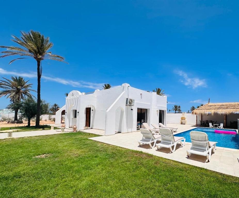 Πισίνα στο ή κοντά στο Dar Shadi, villa with garden, pool and horse