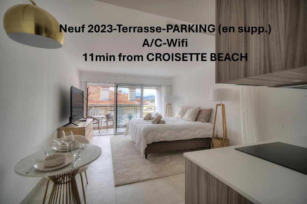 une chambre avec un lit et une table dans une pièce dans l'établissement STUDIO SUPERBE, NEUF et MODERNE A0B196, à Cannes