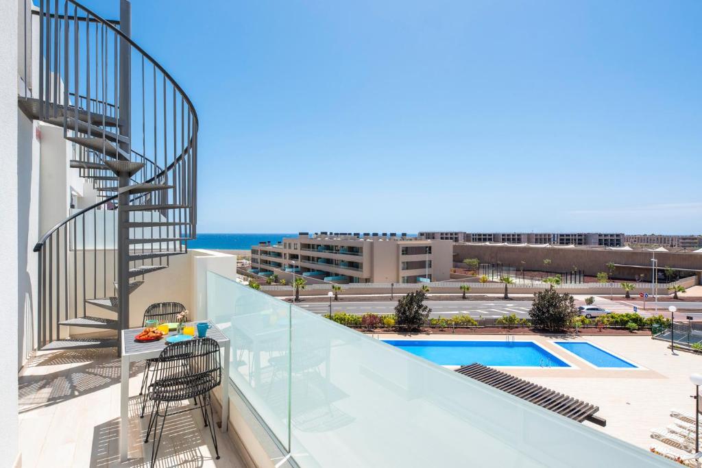 Bazén v ubytování MEDANO4YOU Tejita Dream Penthouse nebo v jeho okolí