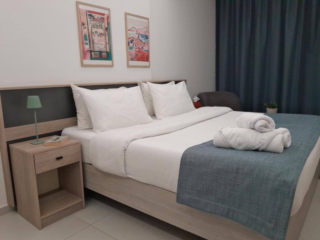 Postel nebo postele na pokoji v ubytování Shade Suites & Studios