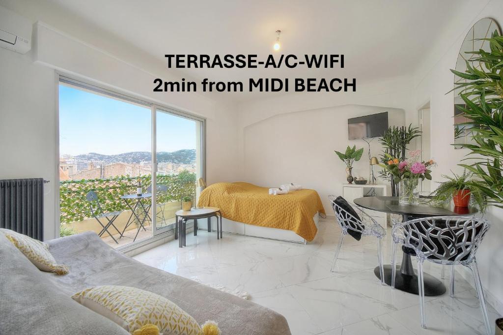 un salon avec un canapé et une table dans l'établissement STUDIO LUMINEUX 200 m DES PLAGES A0B192, à Cannes