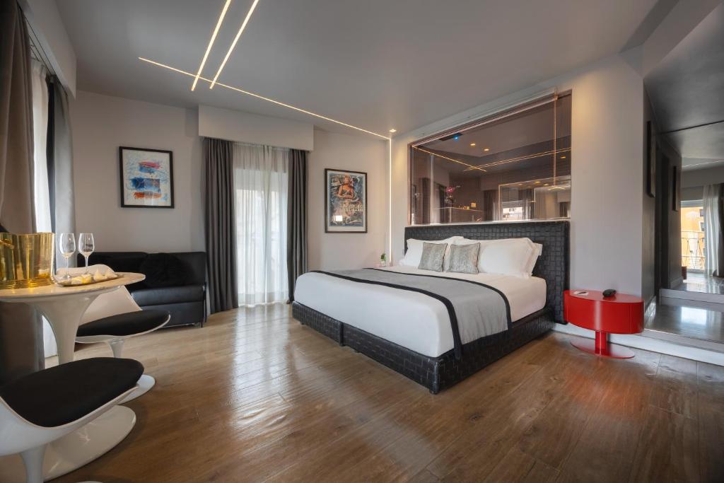 Postel nebo postele na pokoji v ubytování Torre Argentina Relais - Residenze di Charme