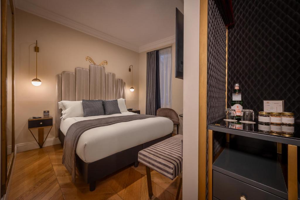 Postel nebo postele na pokoji v ubytování Torre Argentina Relais - Residenze di Charme